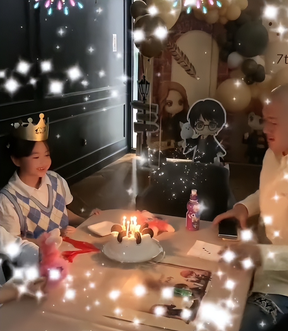 包贝尔夫妇为女儿庆生，7岁饺子打扮隆重，与宾客轮流合照星范足