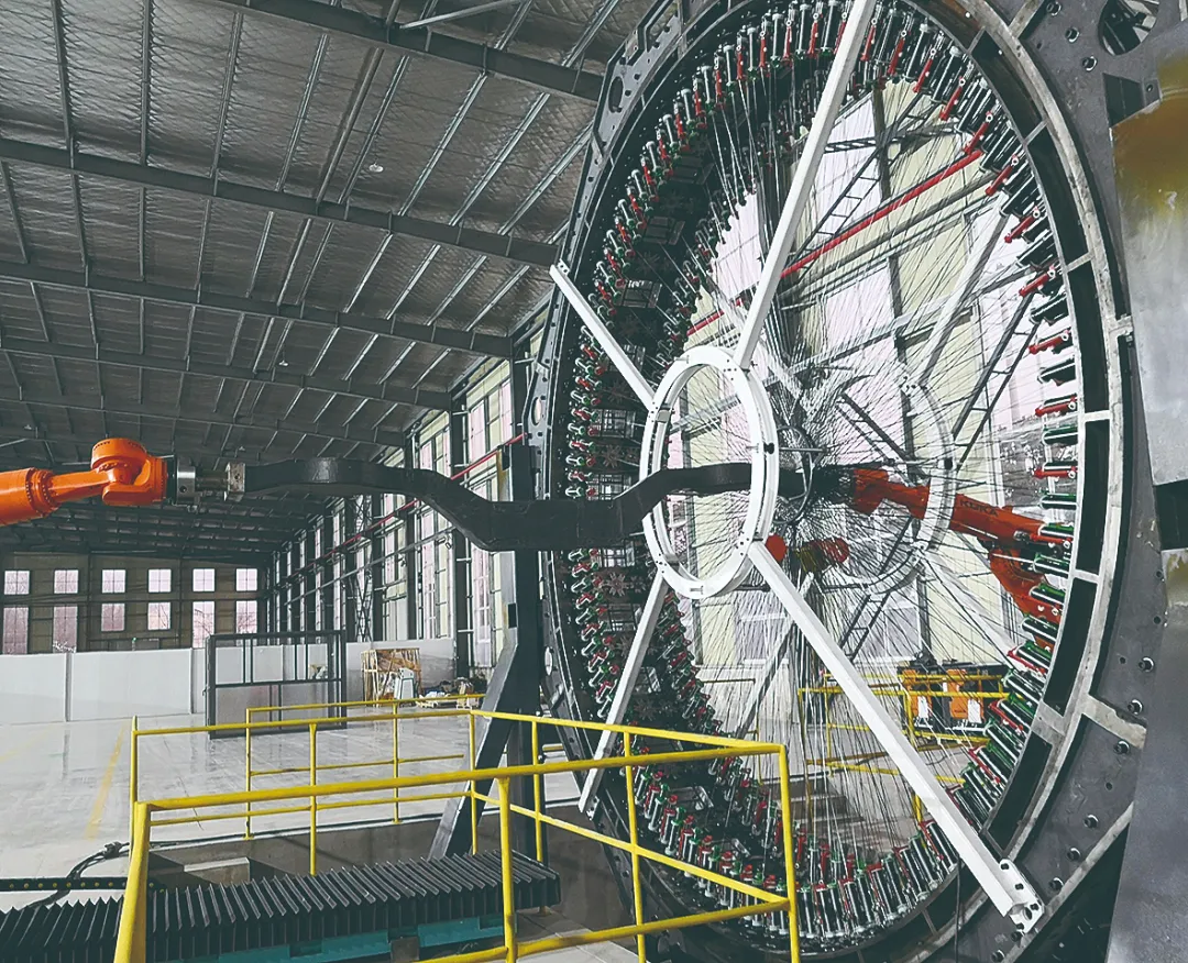 黑科技揭秘：“织毛衣”织出火炬“飞扬”