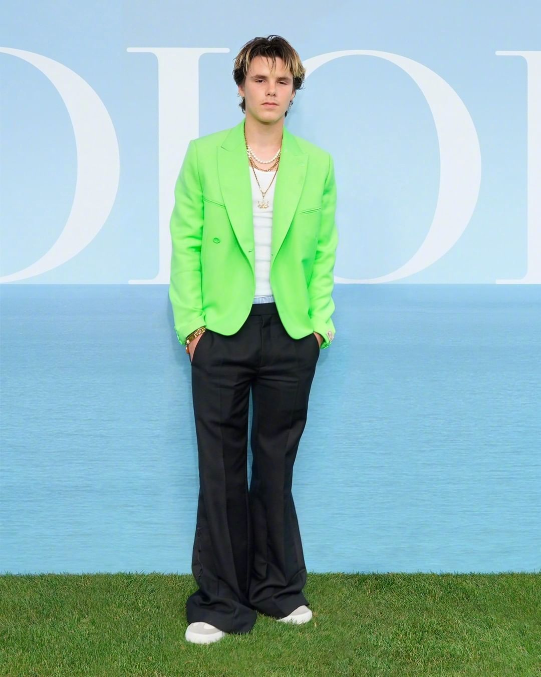 麦当娜女儿男装周走秀，贝克汉姆小儿子看秀，但颜值都不敌爹妈？