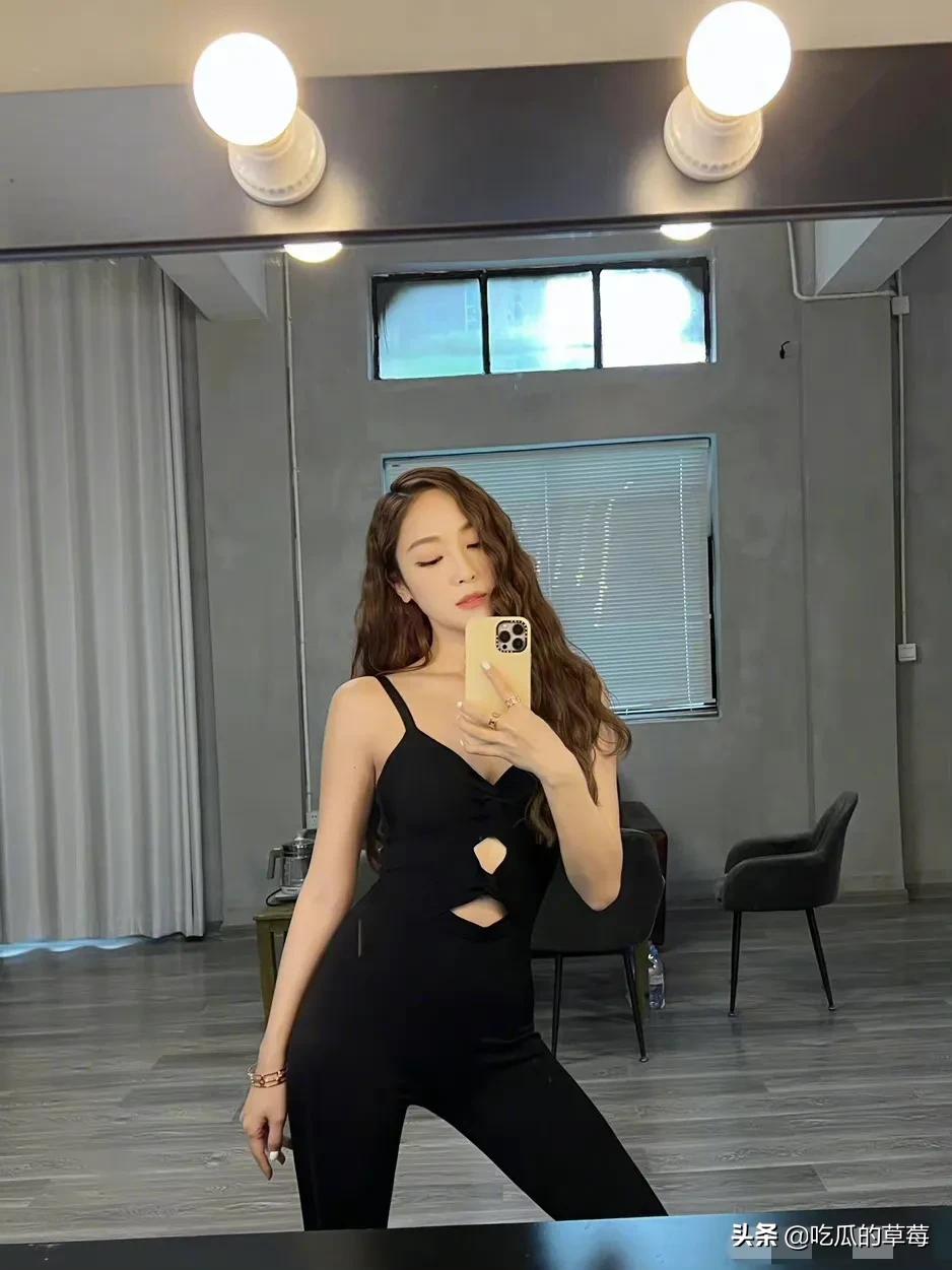 Jessica发博晒自拍照