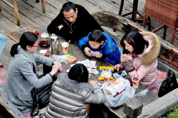 上海复旦副教授工资单火了，月工资不到1万，引热议：能活得起吗