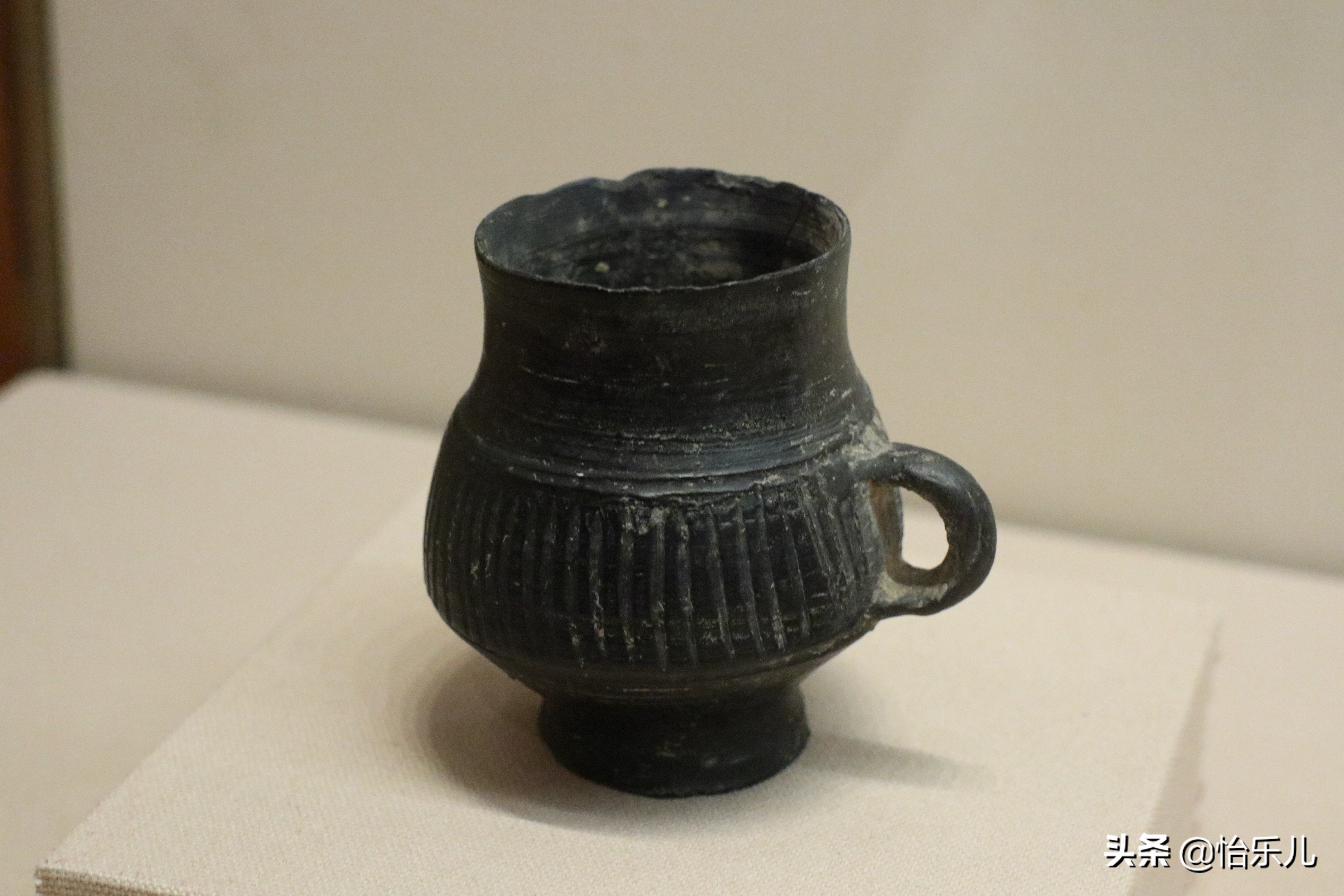 山东胶县出土了大量的距今4000多年的新石器时代龙山文化的单耳黑陶杯