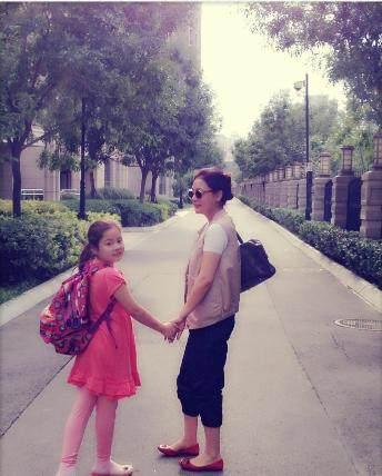 离婚13年后，连奕名和陈佳妍的生活状况有何不同？