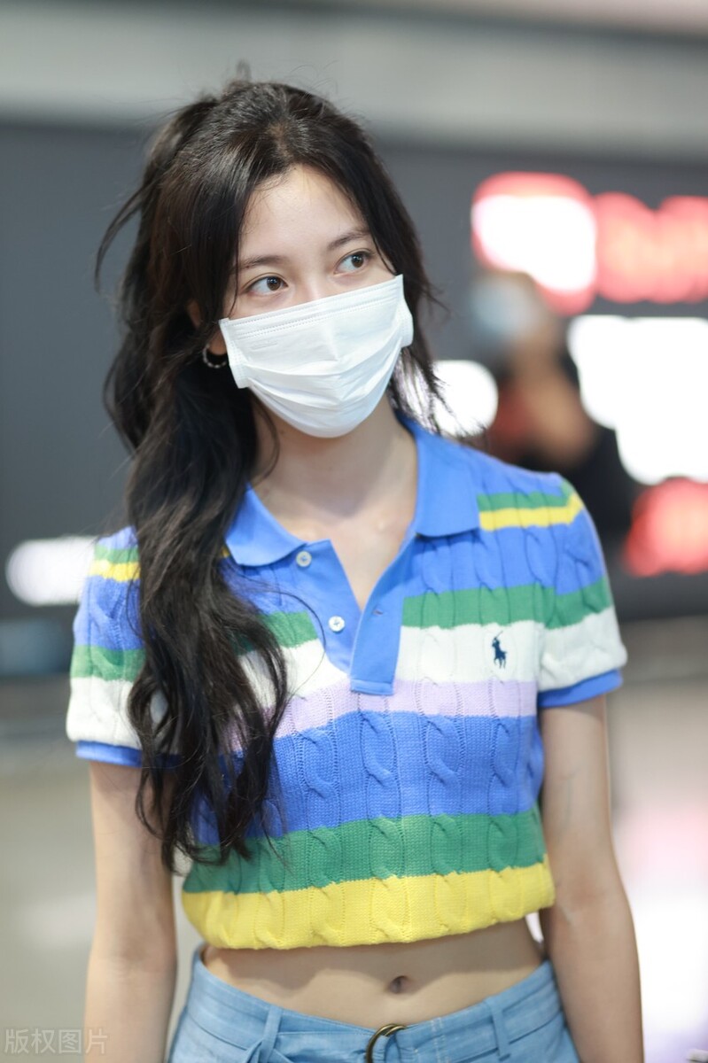 宋妍霏现身北京机场亭亭玉立