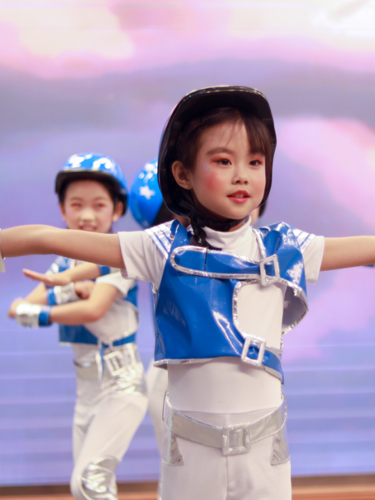 天府新区华阳实验小学举行“童星耀五月·艺术绽花开”群舞比赛