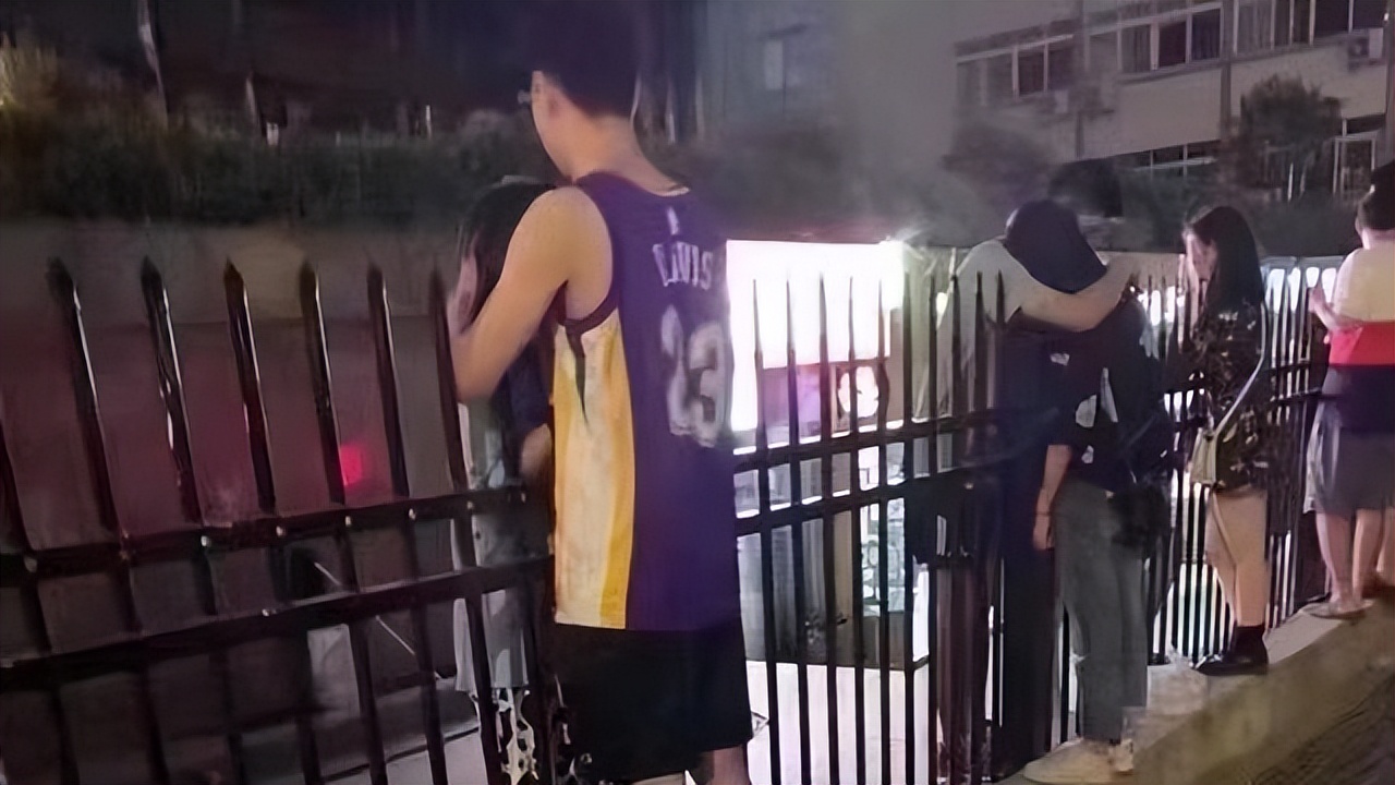 封校后的大学生都在做什么？男生宿舍玩捉迷藏，女生宿舍演宫斗剧