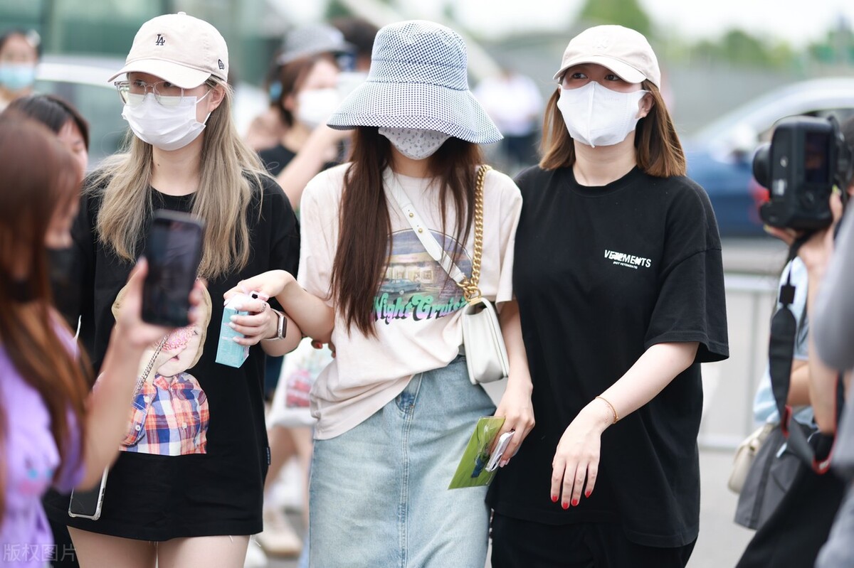 赵露思现身成都机场 明天参加《跑男》录制