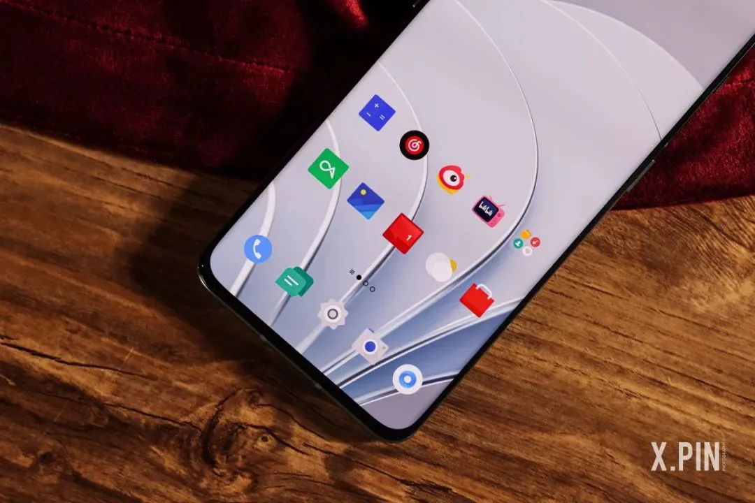 为啥安卓旗舰标配的2K屏幕，苹果愣是不愿意做？