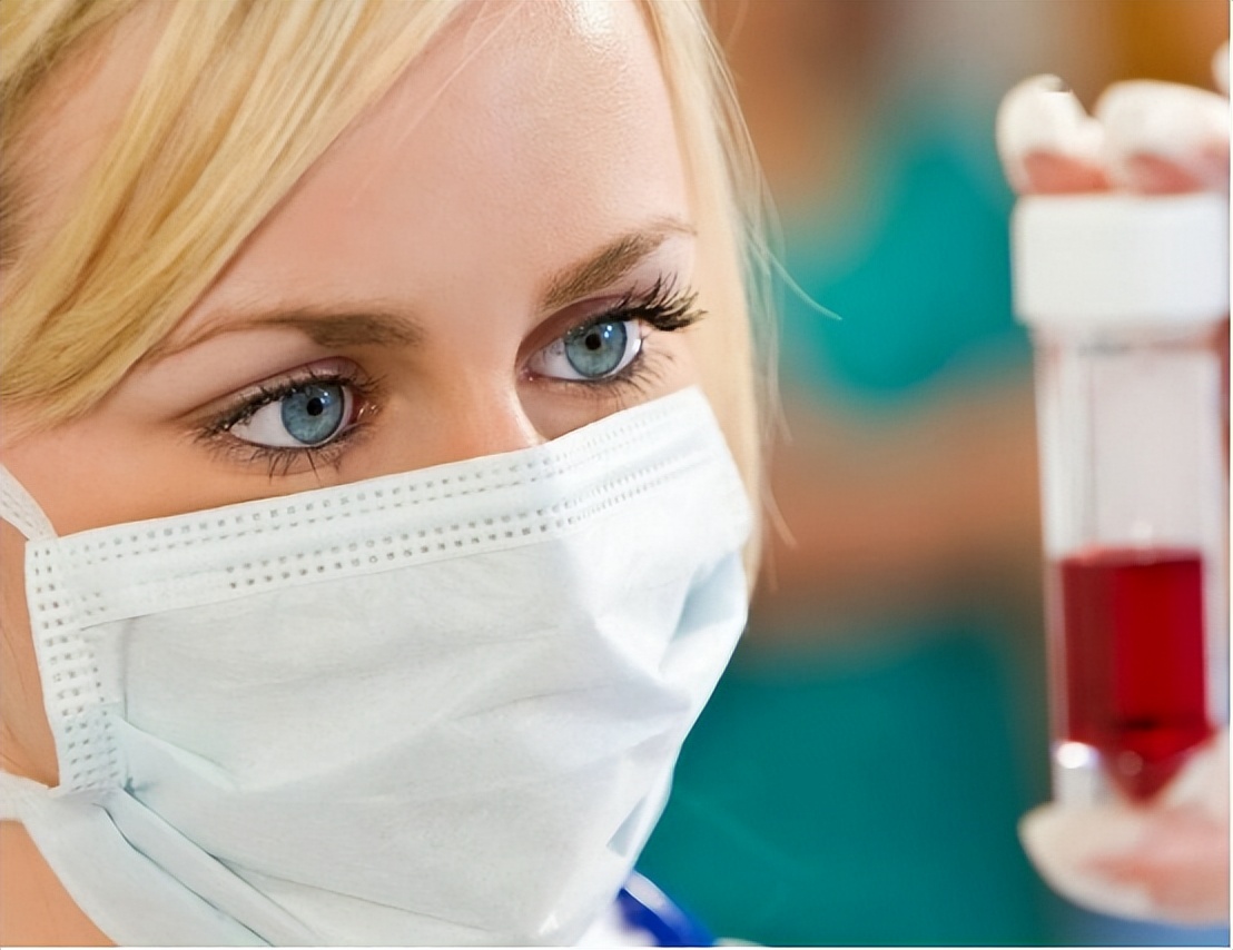 尿酸“超标”，身体会出现4个“信号”，占一个，也要开始控制