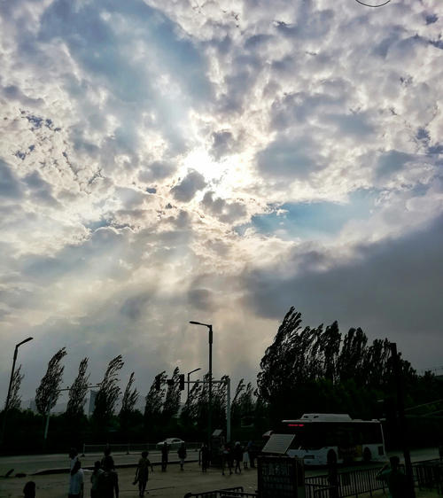 刮目相看！中考模拟考试作文参考范文《跳出刻板印象的藩篱》