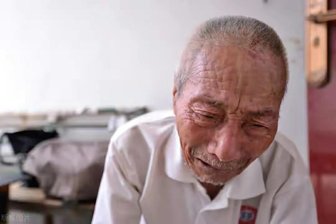 白发人送黑发人：父母心碎于子女早逝之痛
