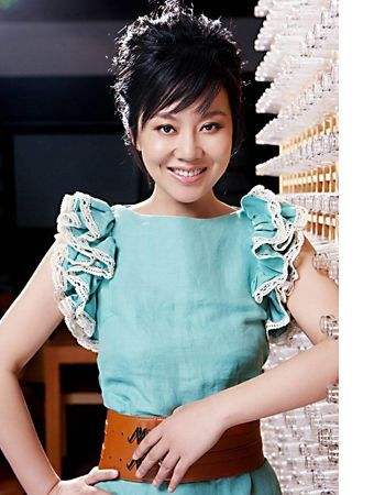 离婚18年了,闫妮和前夫邹伟的人生状况,有何不同?