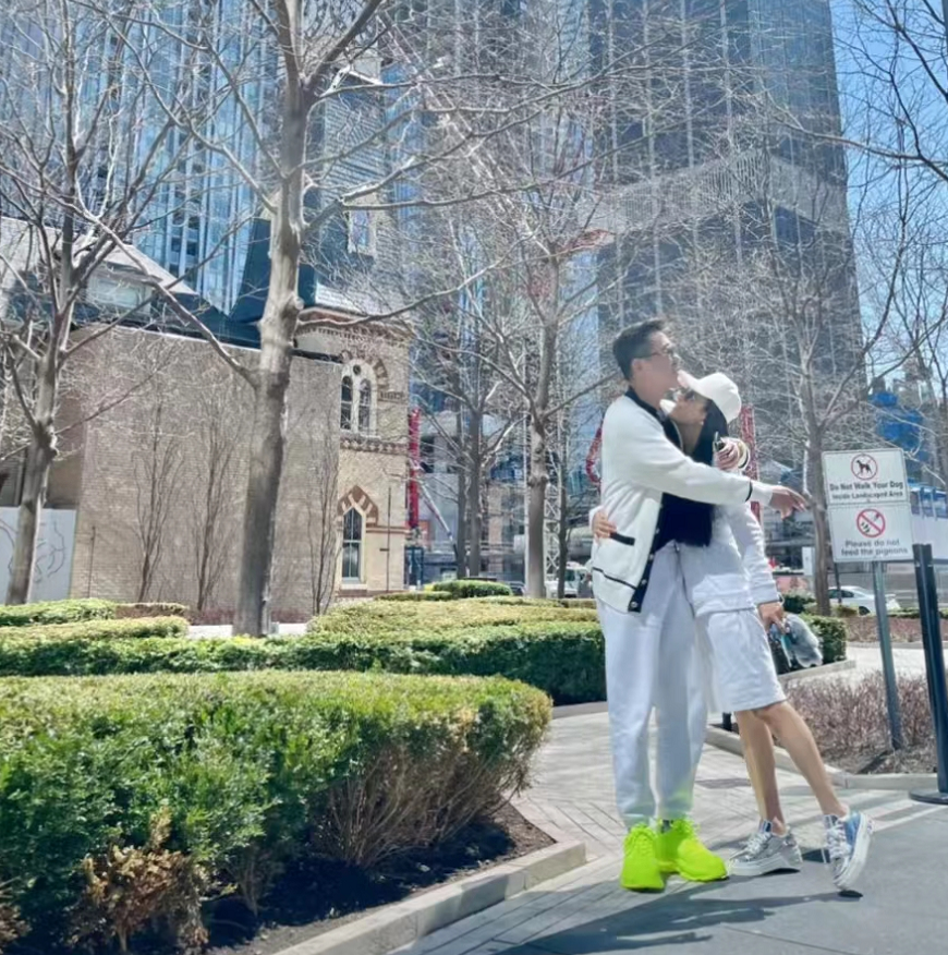 邵峰夫妇暂居加拿大！滑雪参加派对生活滋润，16岁女儿在当地出生