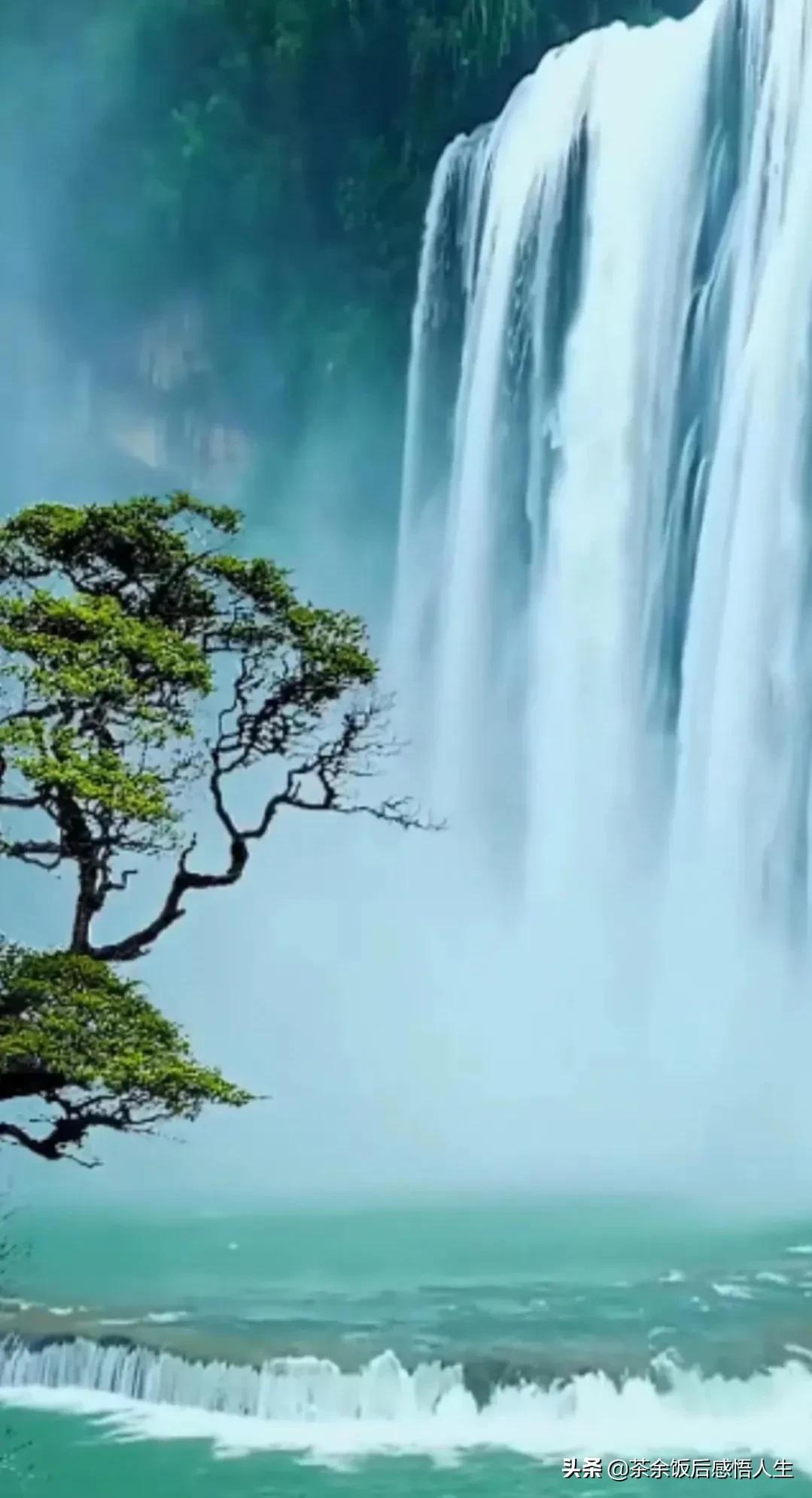 青山远黛多妩媚,绿水淙淙应如是.绿水青山相偎依,山色沉稳,流水灵动.