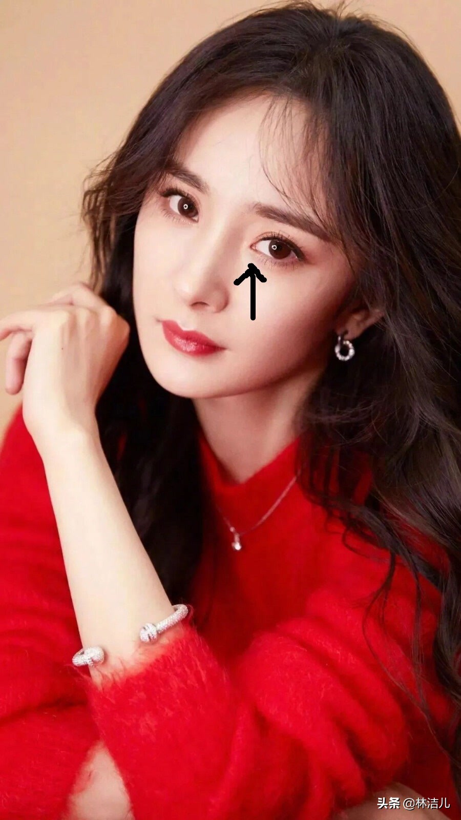 杨幂的眼睛堪称是点睛之笔，画眼妆get这几点，才能修饰眼周暗沉