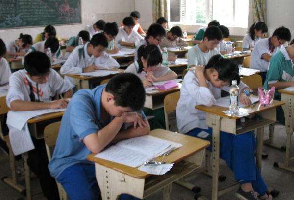 武大校草现身华科大招生视频，评论区笑不活了，高校CP已锁死