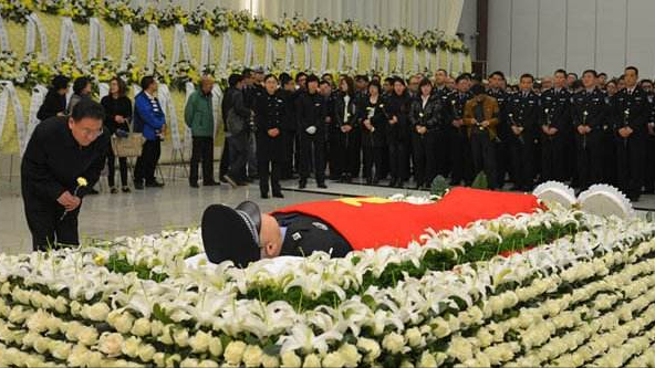 上海宝马车主将民警拖拽致死，黑历史众多，并发微博：有种来抓我