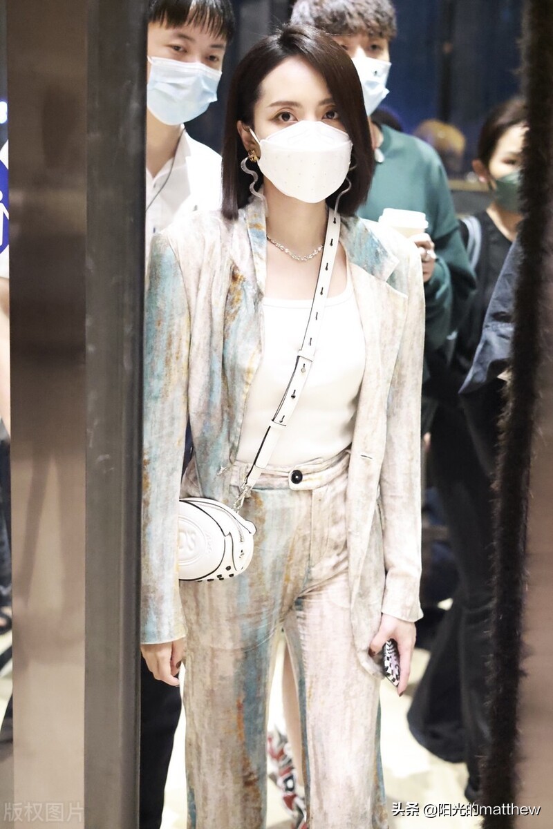 街拍：刘惜君穿印花扎染清爽时尚，耳环精致、挎包小巧玲珑