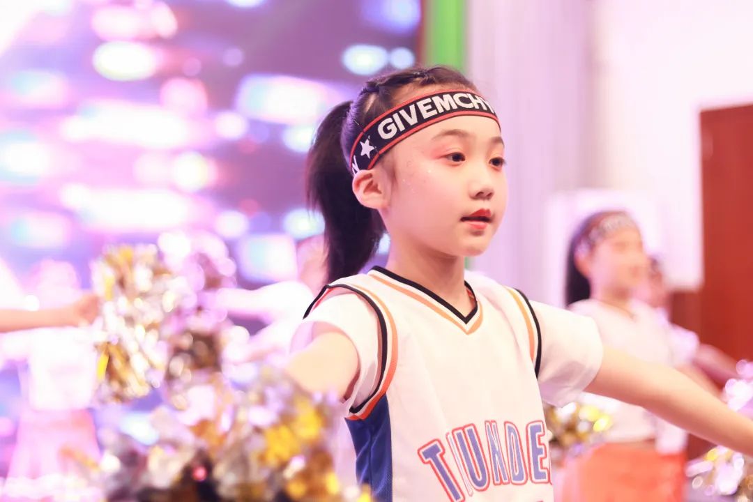 天府新区华阳实验小学举行“童星耀五月·艺术绽花开”群舞比赛