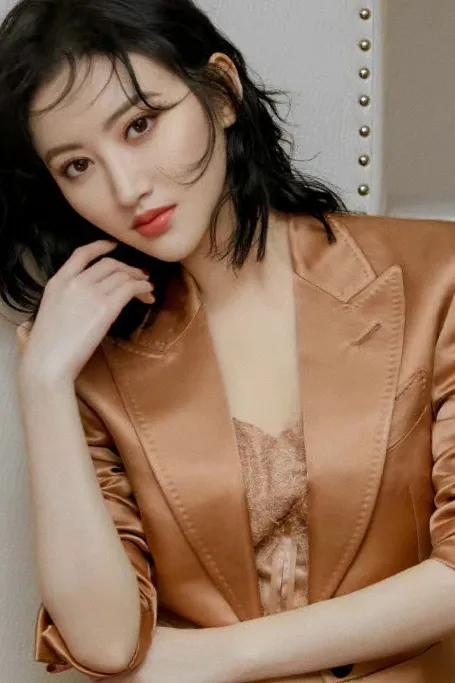 美图分享｜景甜｜蕾丝衫都盖不住的慵懒迷醉