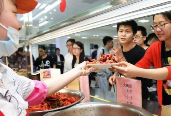 一大学现“智慧食堂”，学生自助打饭，网友：不用担心阿姨手抖了