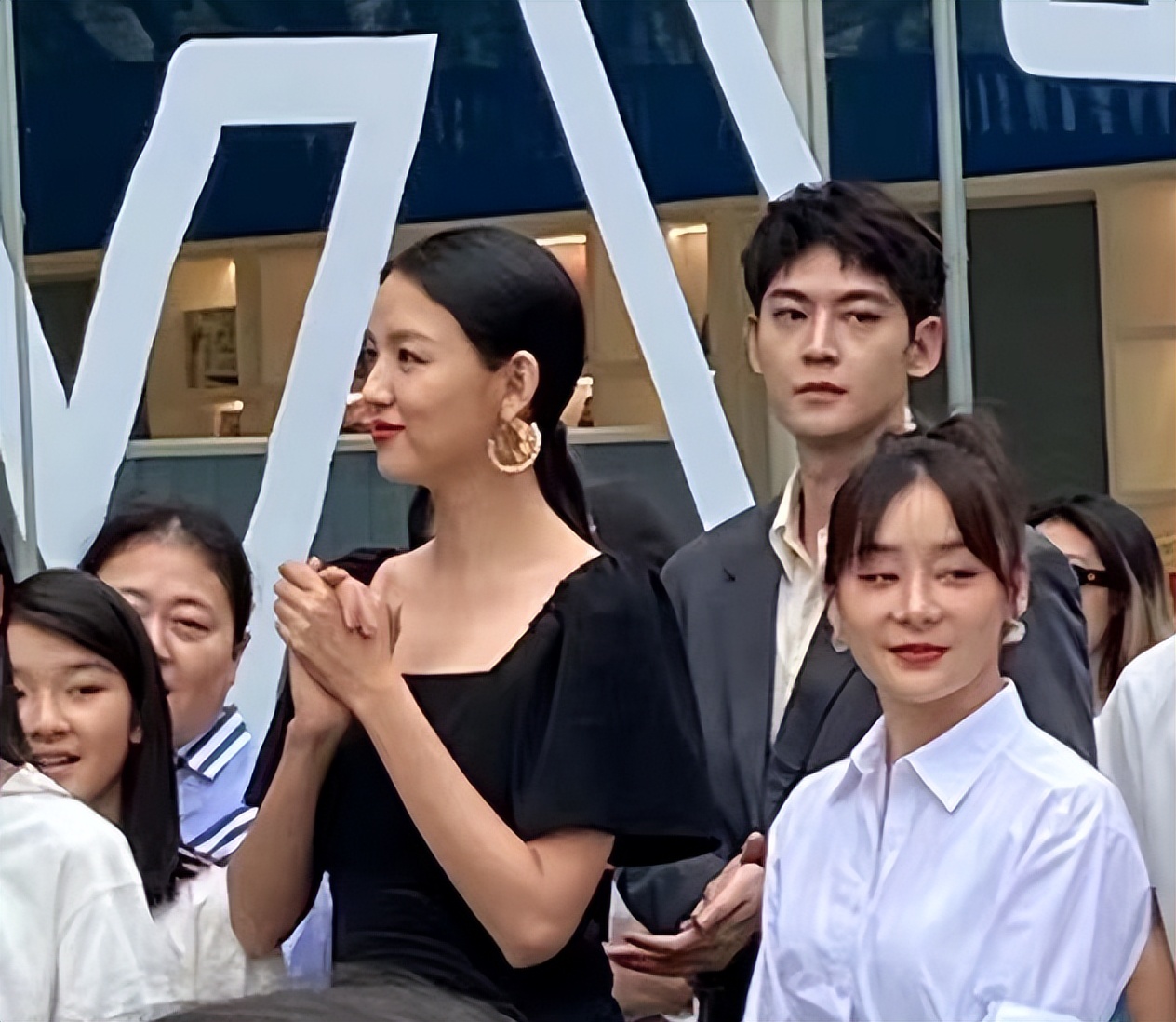 董洁、董璇、关悦跟谭卓带娃现身活动，离开滤镜的容貌太真实了