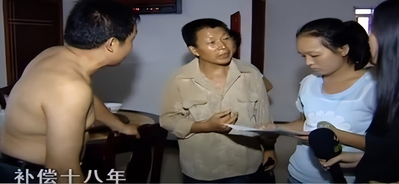 2017年，女孩金榜题名后，偷偷与富豪生父相认，穷养父：早干嘛了