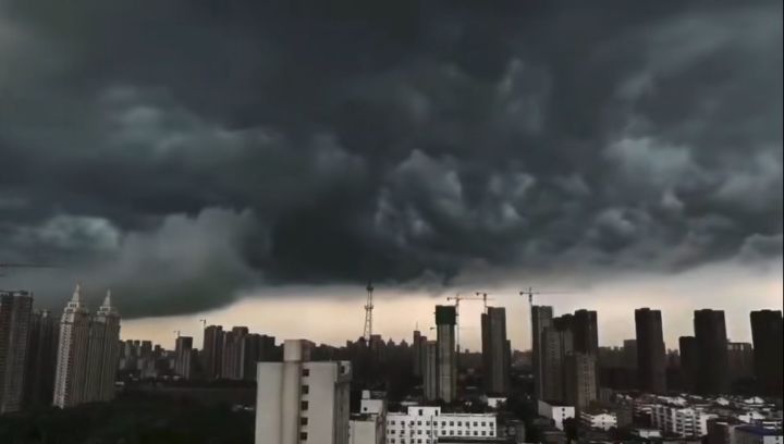 郑州“7·25”大暴雨，天空变黑后又变绿，接着又变黄，为何会这样