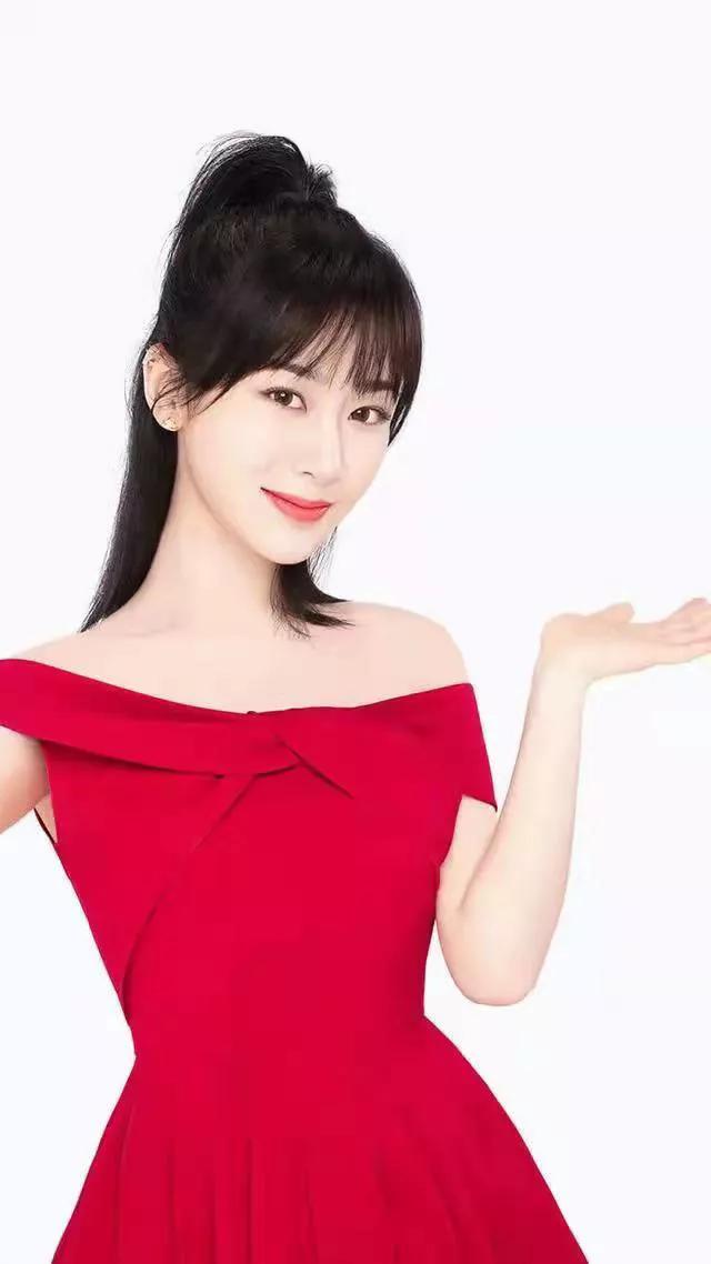 44位明星驾驭的红色服饰典雅大方，由内而外散发出自然的美感