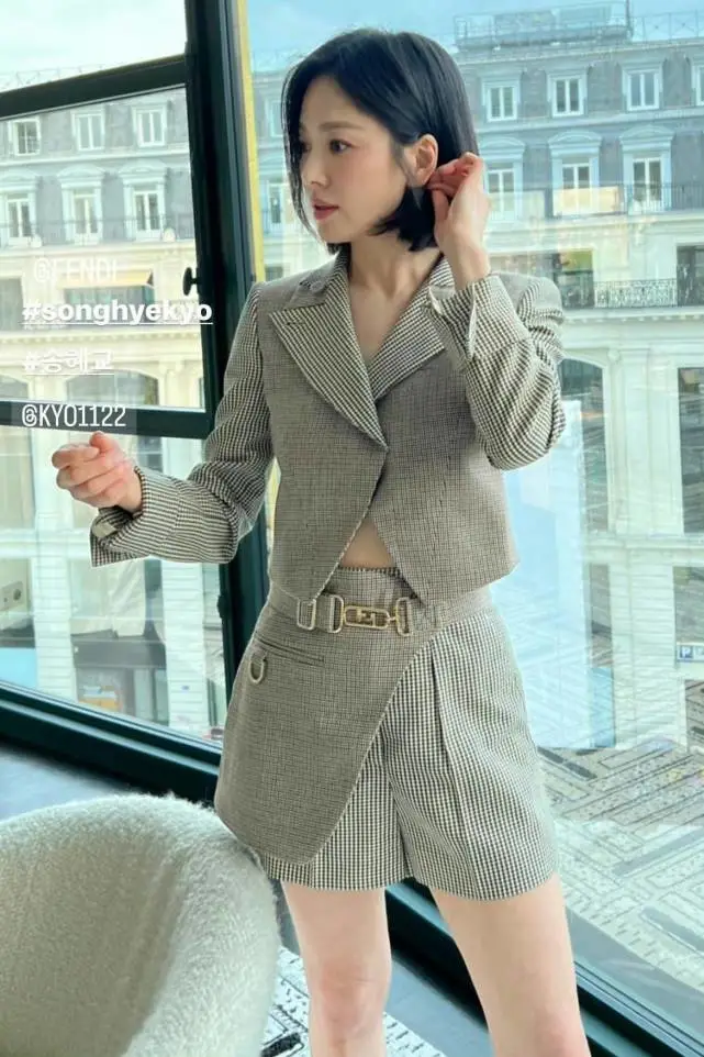 41岁宋慧乔真给韩国人长脸！穿露脐西装高调看秀，大方展现东方美