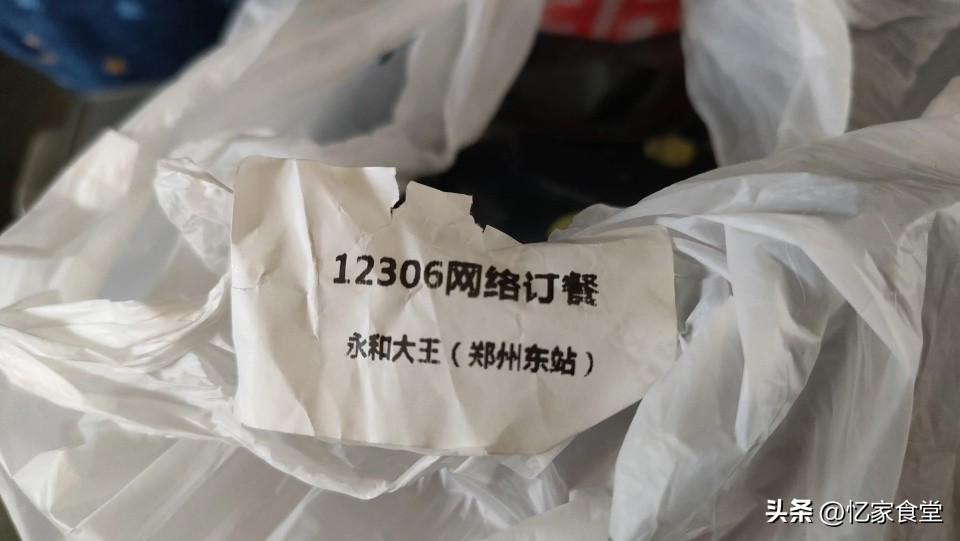 高铁盒饭降价了，为啥还是很少人吃？内部员工：主要有3个原因