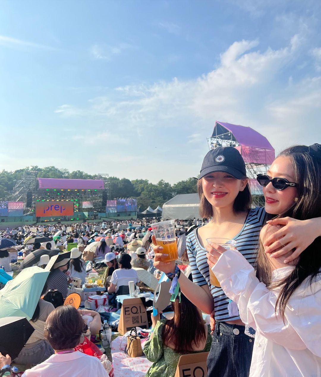 Wendy和Irene，喝着啤酒搭着肩，享受夏天，享受首尔爵士音乐节