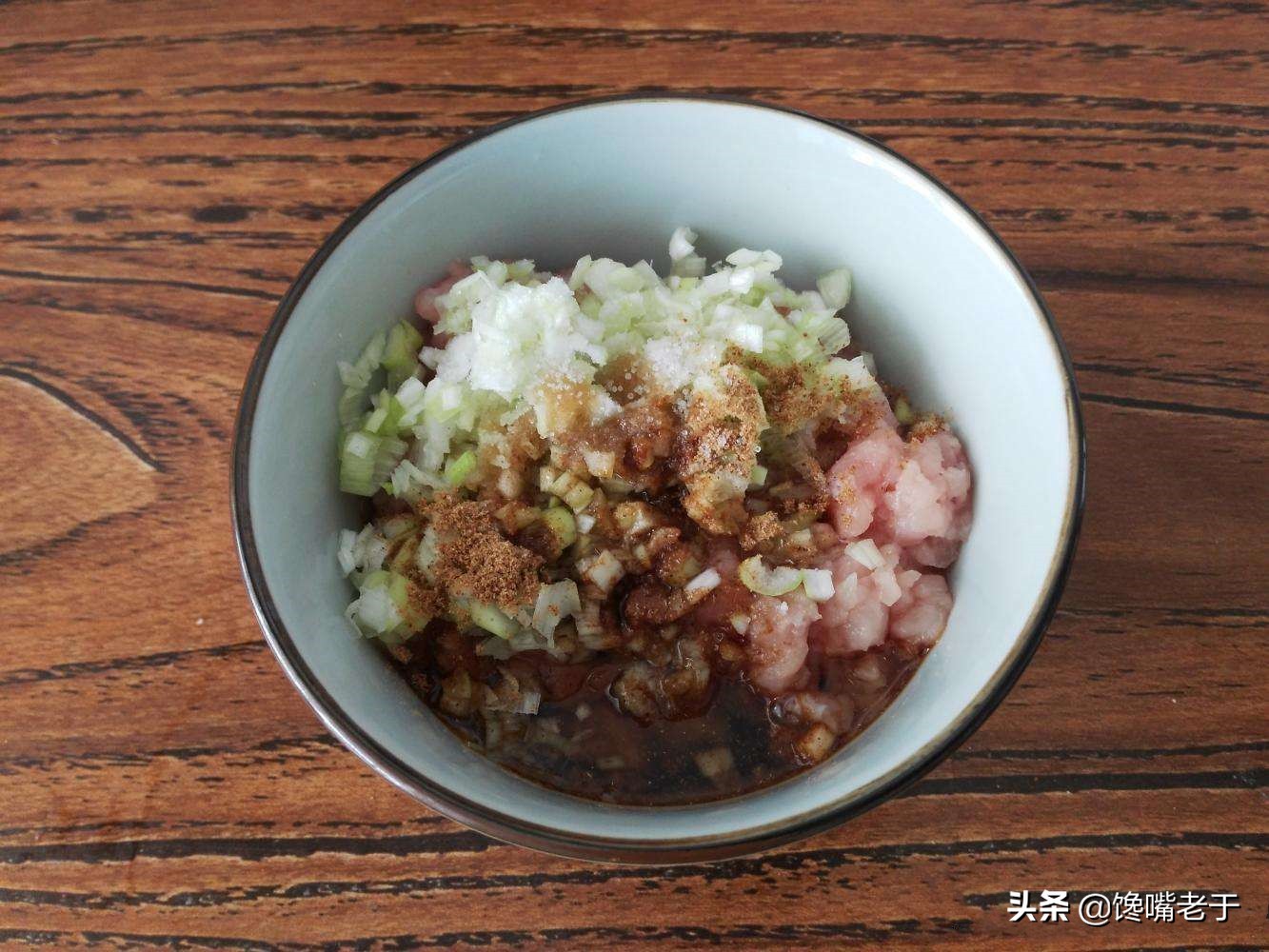 拌韭菜馅时：最忌放这3味料，10个人9个放，难怪饺子不鲜也不香