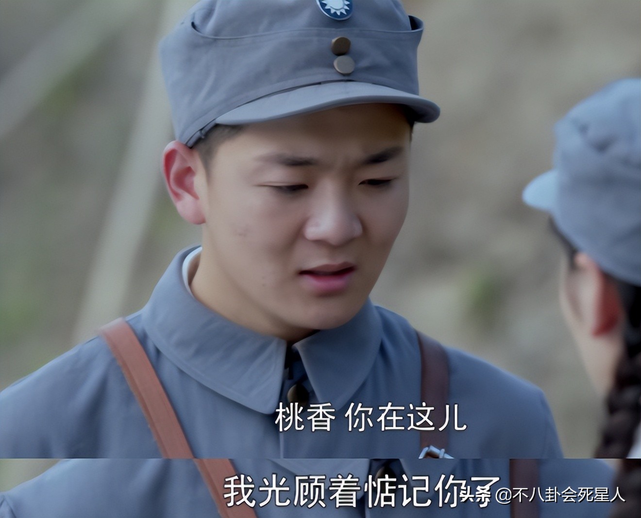 抗日剧变矫情？涂发胶抹口红，白面烧饼还嫌弃，对得起以前战士吗