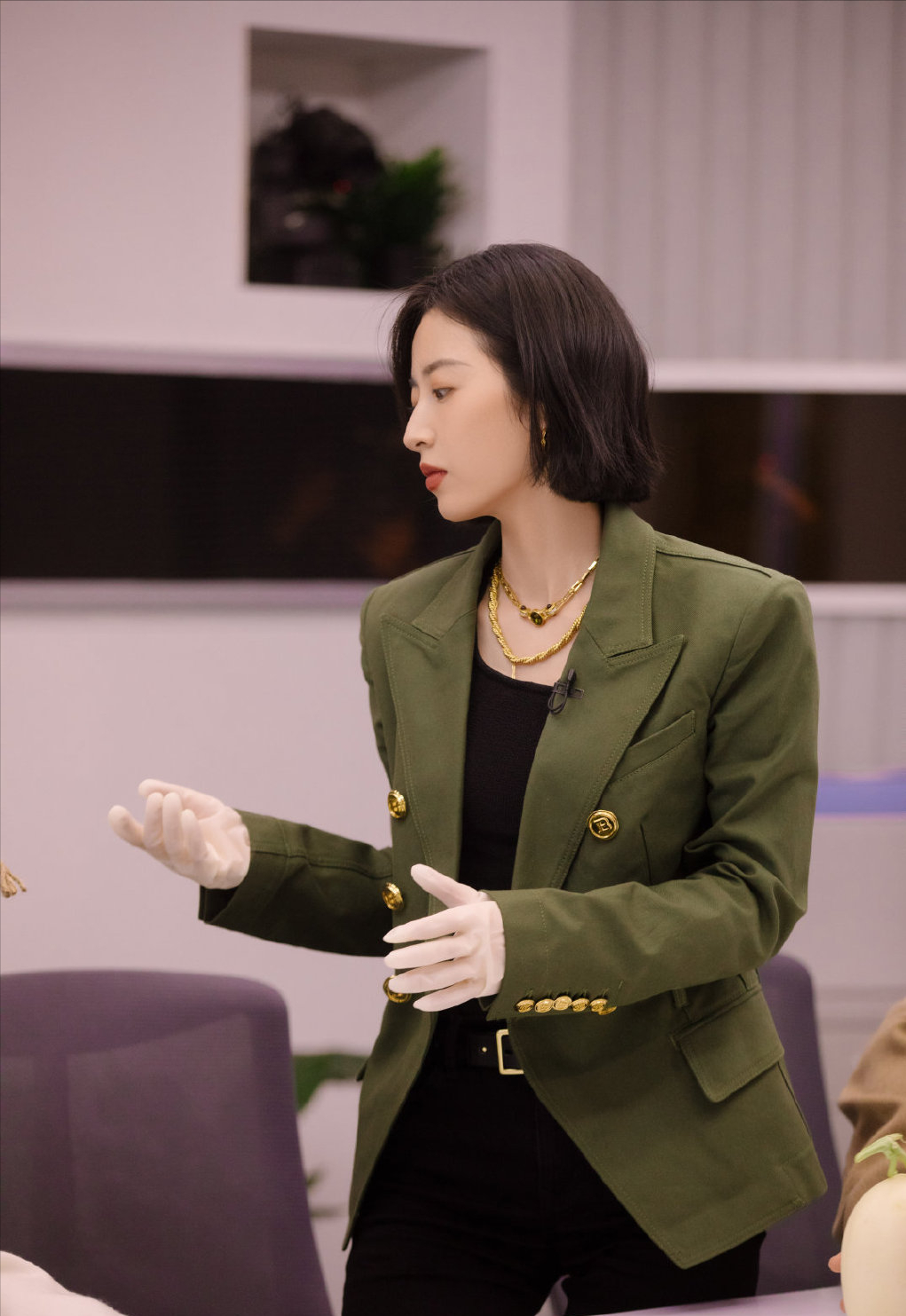 周雨彤状态好到爆！绝美穿搭好看又养眼，黑色紧身裤秀出漫画腿