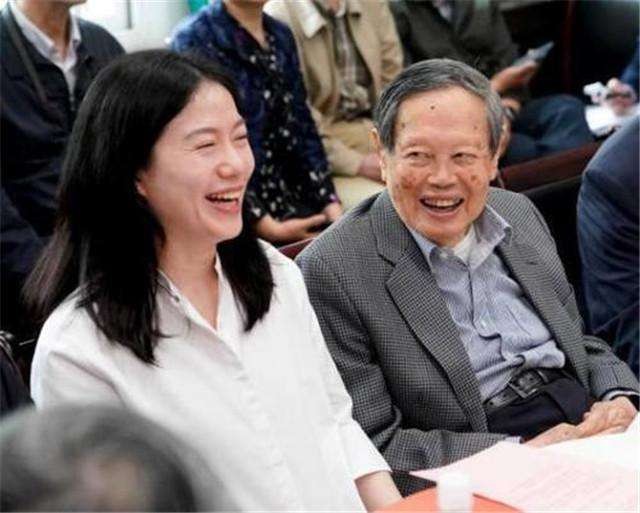 杨振宁82岁时娶28岁翁帆,他的大儿子直言:翁帆是个善良的女孩