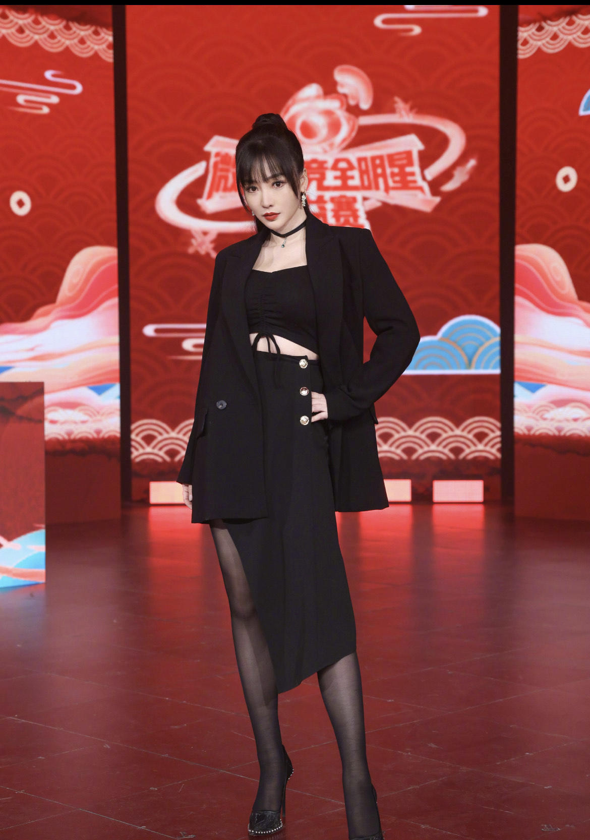 “柳岩”终于换风格，穿卫衣配牛仔裤走机场，超减龄像个大学生