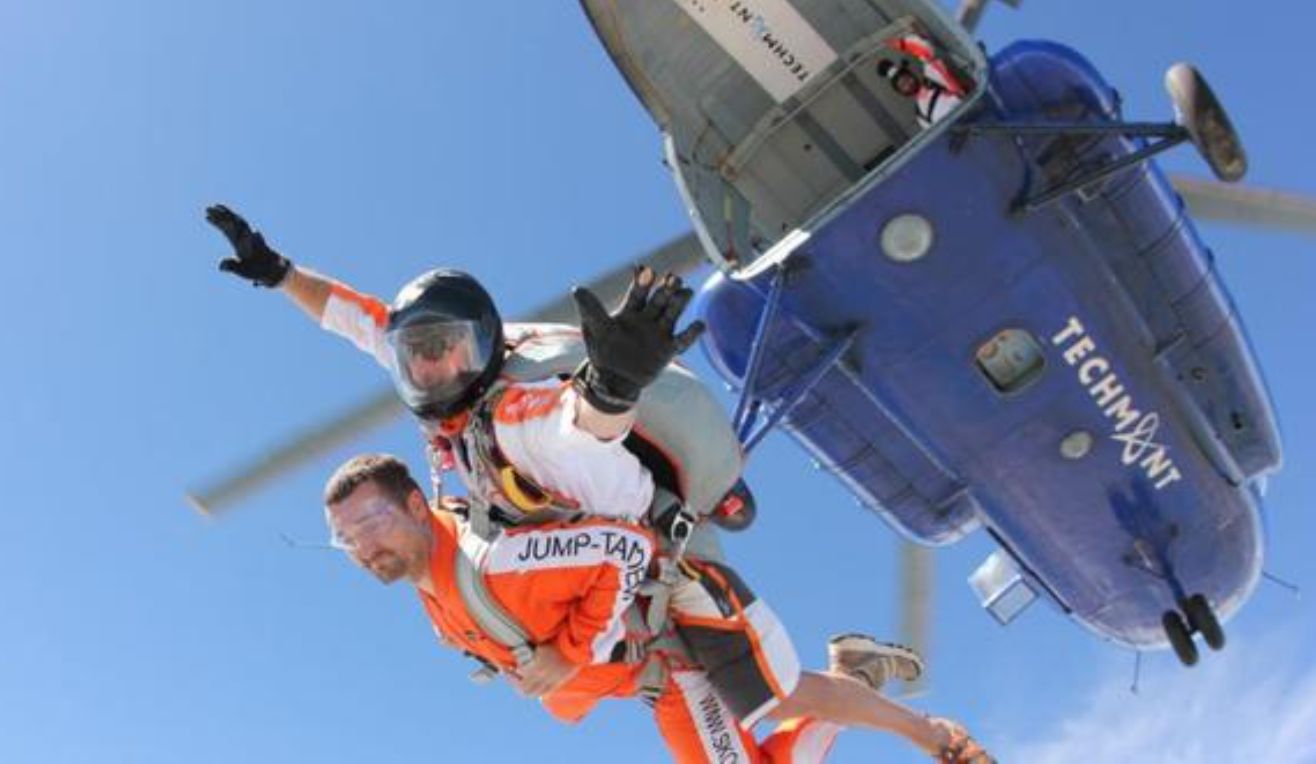 极限运动徒手跳伞最高纪录「无伞跳伞世界纪录」