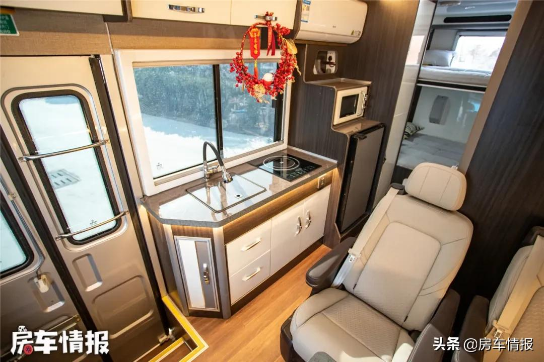 首款东风超龙巴士房车!号称同级别空间之王,20多万性价比不错