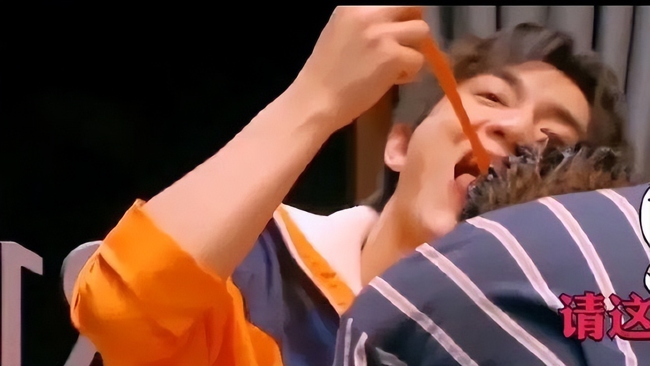 「顾湘食品」盘点5位爱吃辣条的明星，除了林更新，你还知道谁？