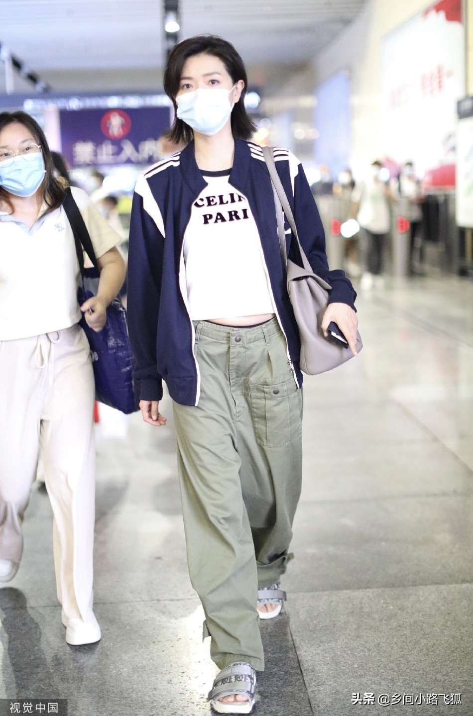 万茜休闲穿搭现身 留利落短发走路带风气场足