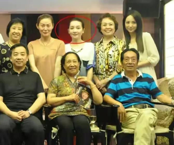 6个娶“小媳妇”的男明星，幸福虽晚但到，他们才是人生赢家