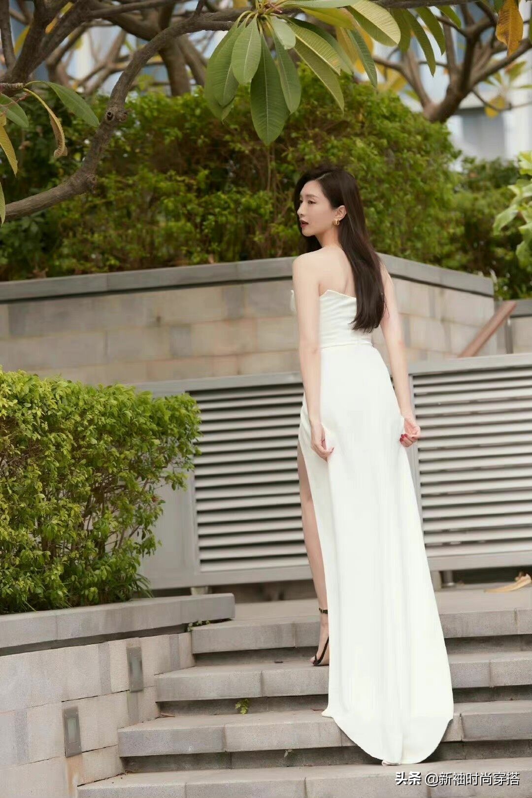 江疏影新造型曝光，白色裙装清纯又时尚