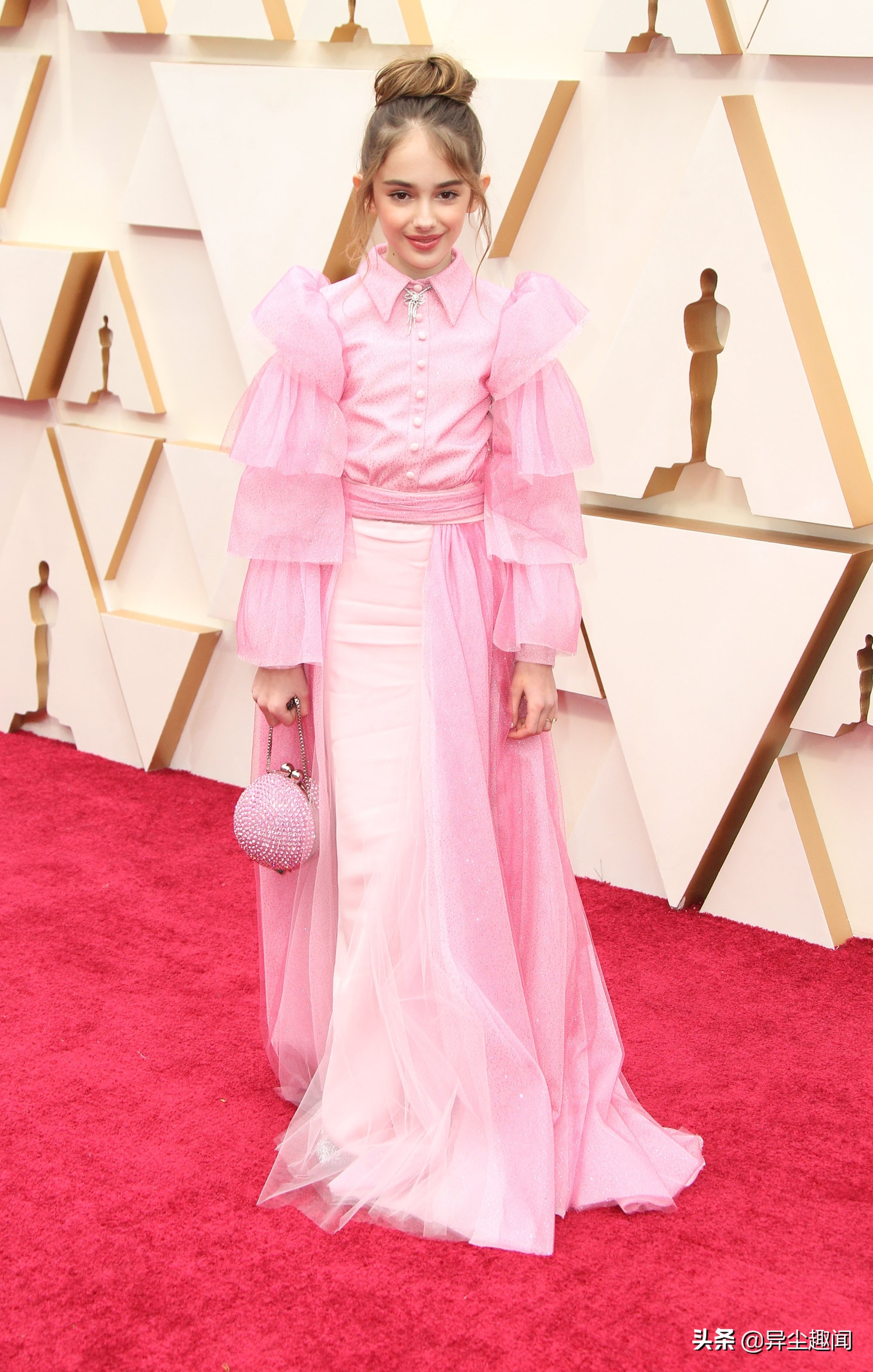 和莱昂纳多飙戏！《好莱坞往事》小童星出席奥斯卡穿粉红礼服太萌