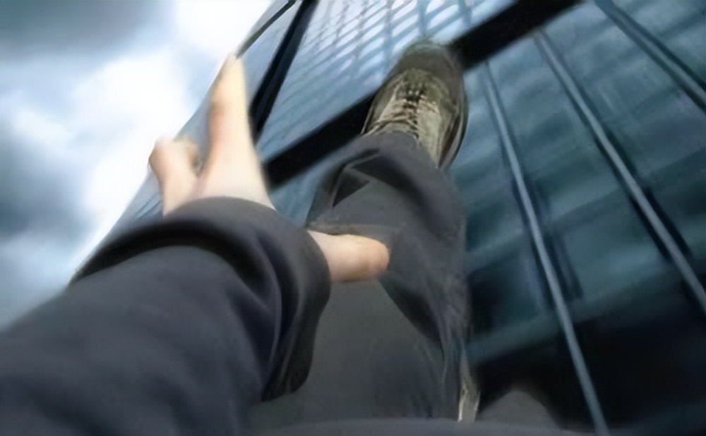 梦见亲人坠楼是什么意思(梦到亲人失足从高处掉下去)_周公解梦大全