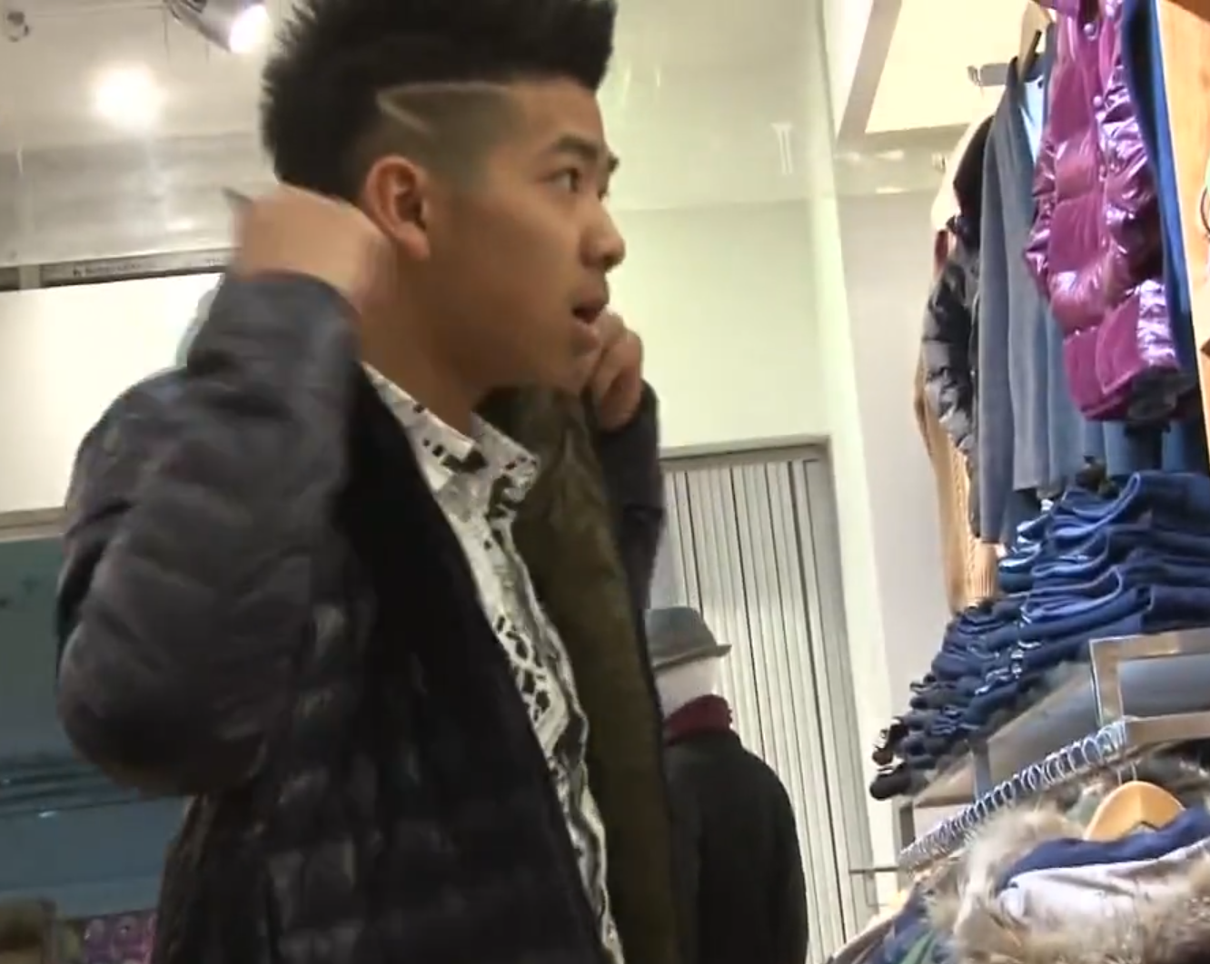 河南16岁富二代：从不吃青菜，有钱才看书，喜欢追着生活老师打