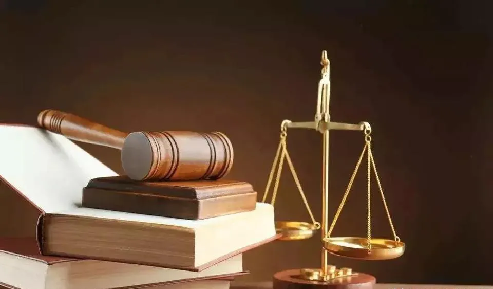 2000年，派出所长遭暗杀牵出系列杀人案：5死4残，名单上还有15人