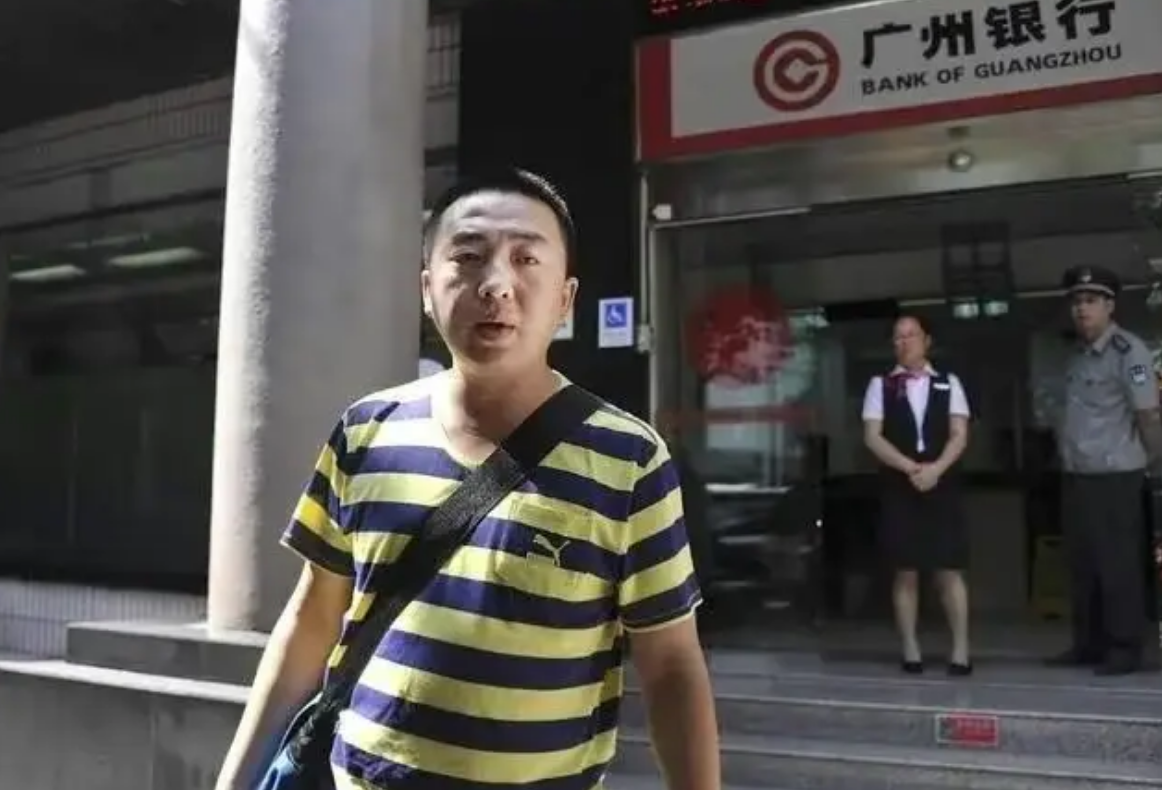 2006年，许霆因ATM机故障多取17万，被判无期后不服，重审改判5年