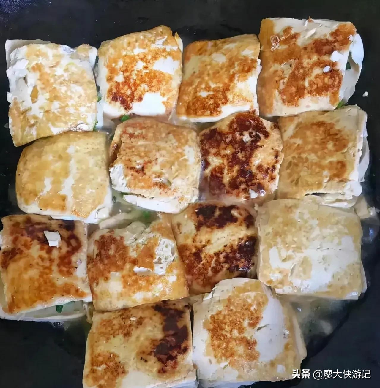 豆腐酿是用水豆腐或者油豆腐,酿入以肉类食材和糯米粉,香菇,蔬菜等