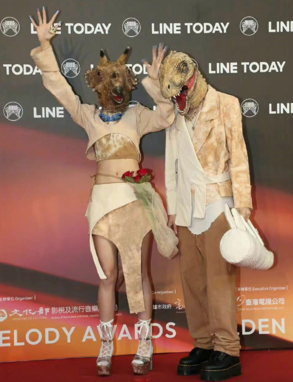 这是颁奖还是开业？金曲奖艺人造型齐翻车，现场变成乡村大舞台？